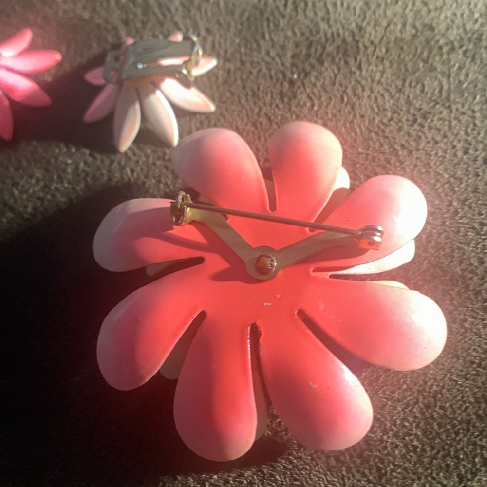 Vintage lapel pin and clip on earrings - Picture 3 of 3